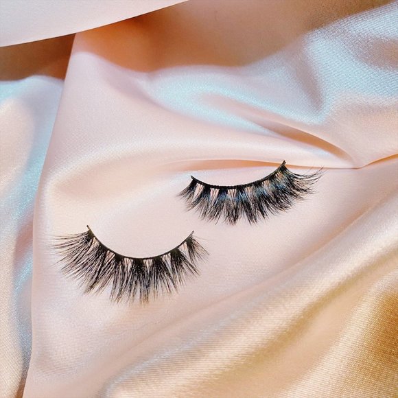 "5th & Collins" strip eyelash extension - Picture 2 of 3